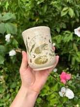 Load image into Gallery viewer, Frog Pinch Vessel