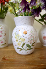 Load image into Gallery viewer, Pacific Tree Frog &amp; Foxglove Vase
